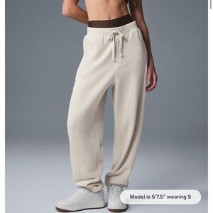 ALO Yoga Cream Jogger Pants Triumph Sweats